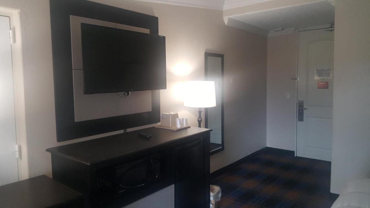 Regency Inn & Suites Пенсакола Экстерьер фото