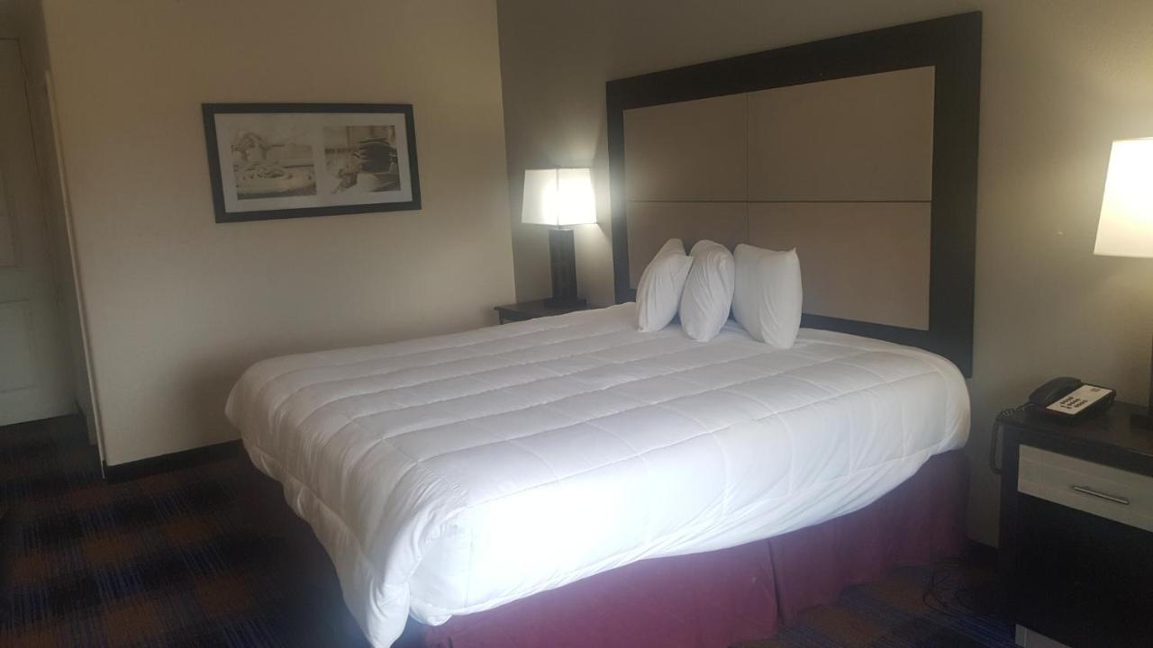 Regency Inn & Suites Пенсакола Экстерьер фото