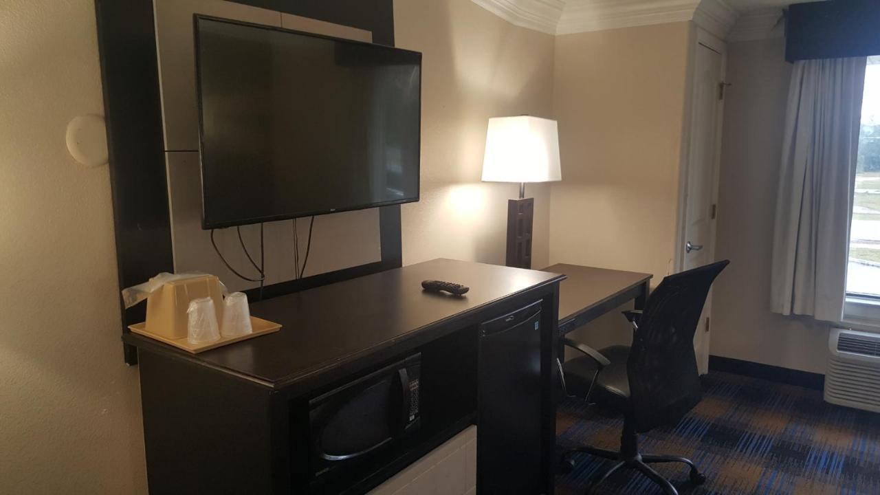 Regency Inn & Suites Пенсакола Экстерьер фото