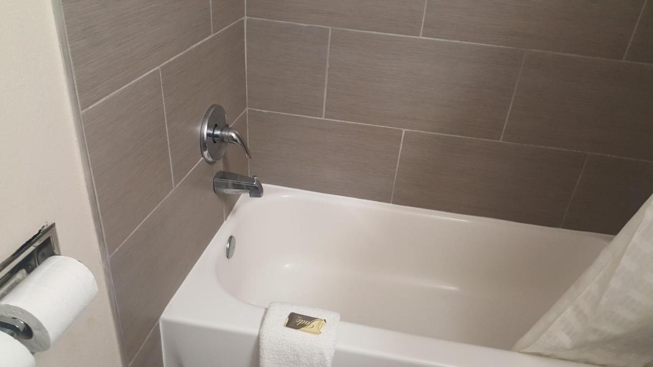 Regency Inn & Suites Пенсакола Экстерьер фото