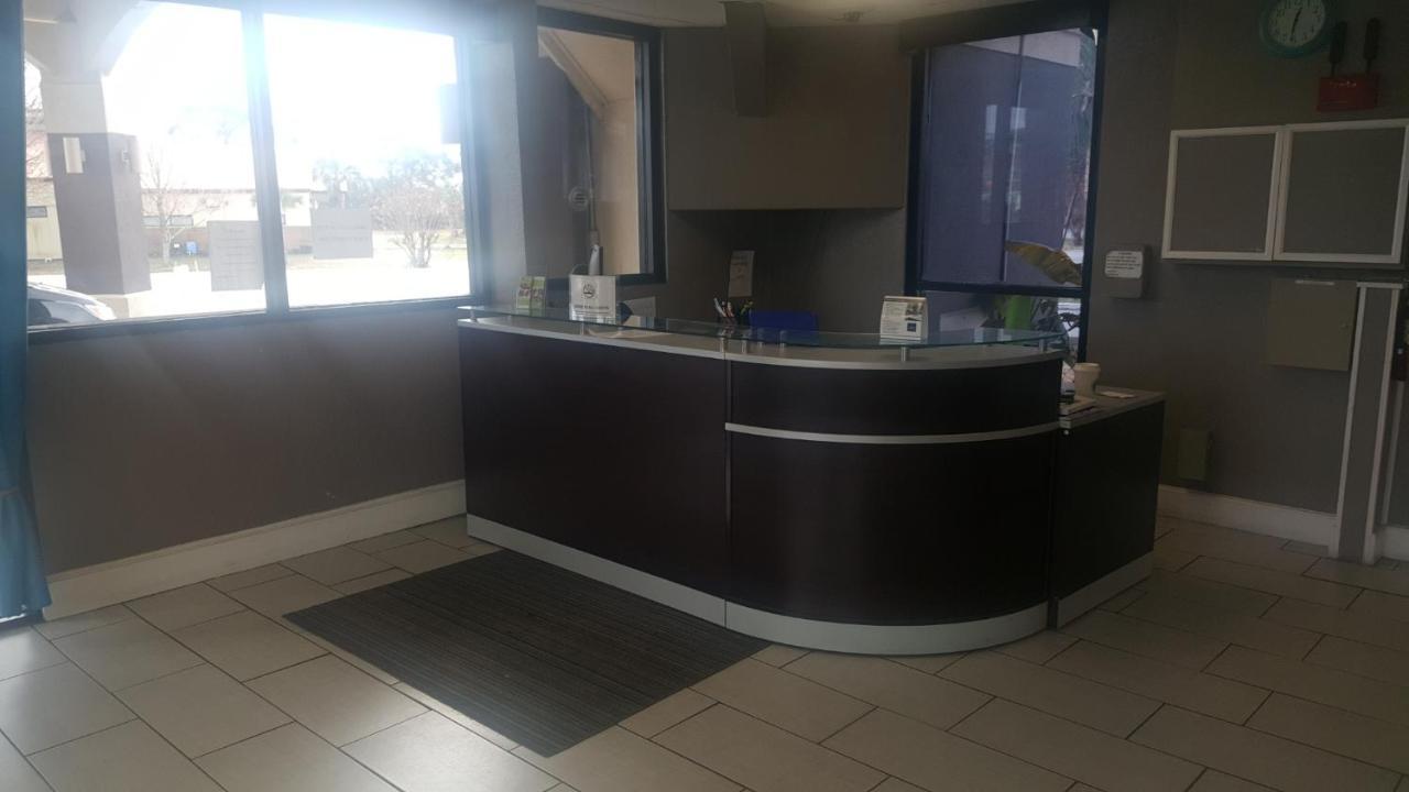 Regency Inn & Suites Пенсакола Экстерьер фото